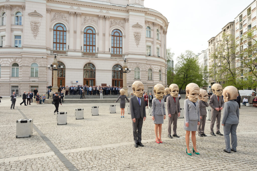Obraz współczesności w rytmie bez słów.