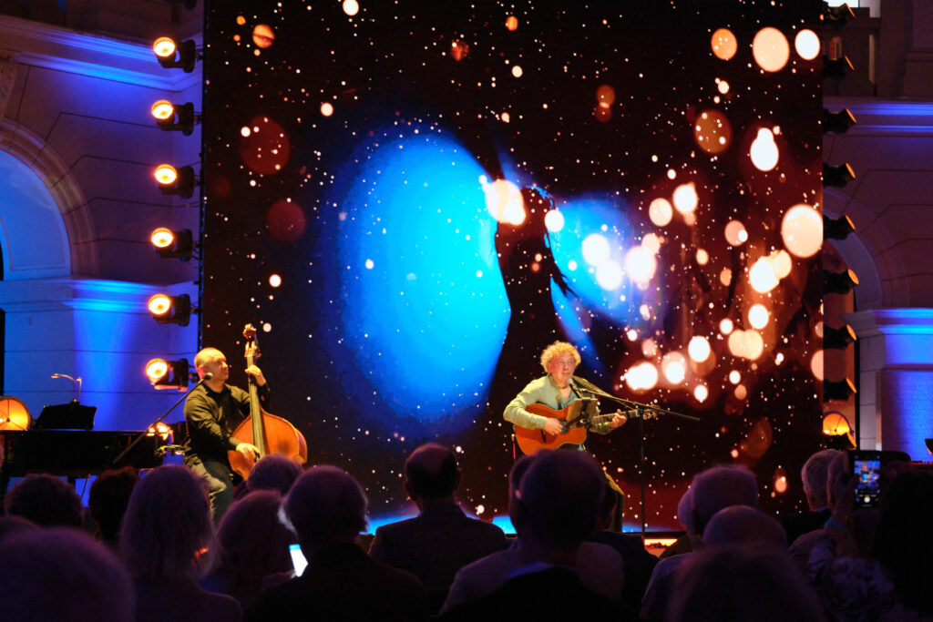 Ryszard Leoszewski (gitara, śpiew) i Krzysztof Ciesielski (kontrabas) z zespołu Sklep z Ptasimi Piórami podczas występu na Gali 75-lecia Ruchu Studenckiego w Auli Głównej Politechniki Warszawskiej.